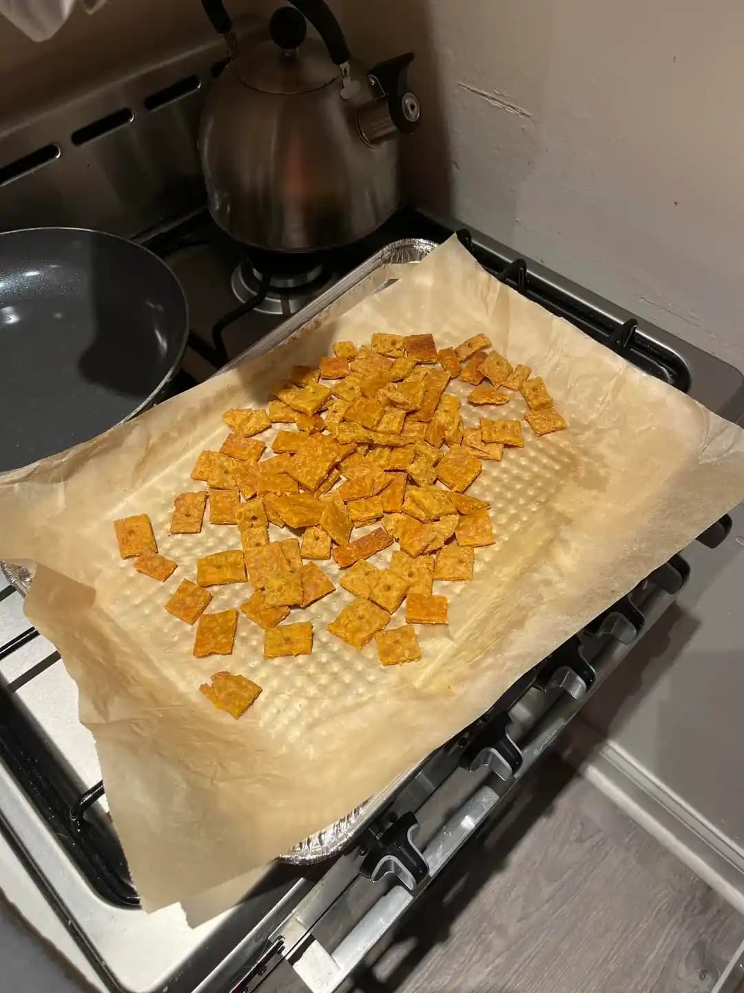 Evde Bulunan Malzemelerle Ekonomik ve Lezzetli Ev Yapımı Cheez-Its Tarifi