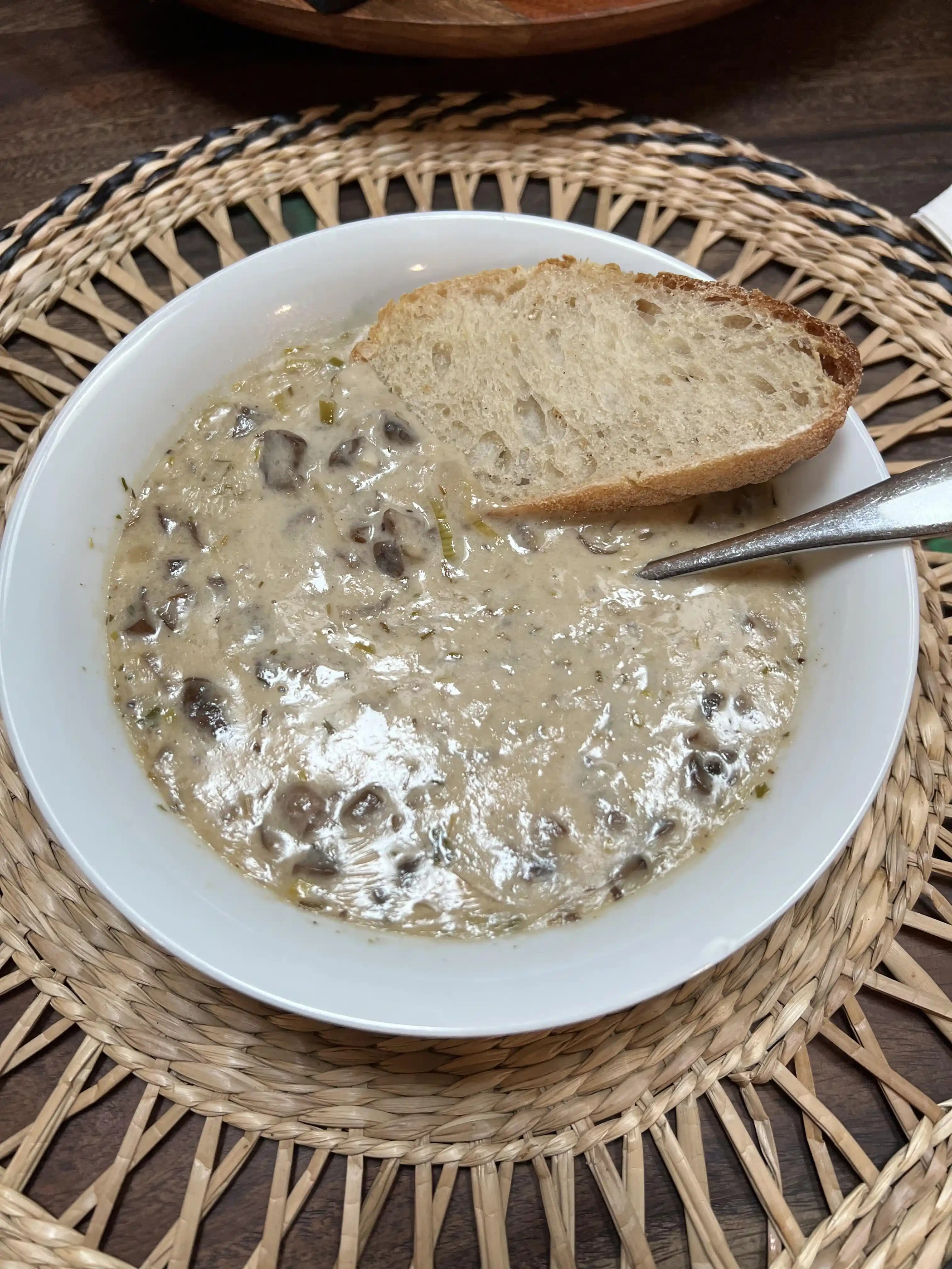 Mantar ve Pırasa Çorbası Tarifi: Ekonomik, Lezzetli ve Pratik Öğün Seçeneği