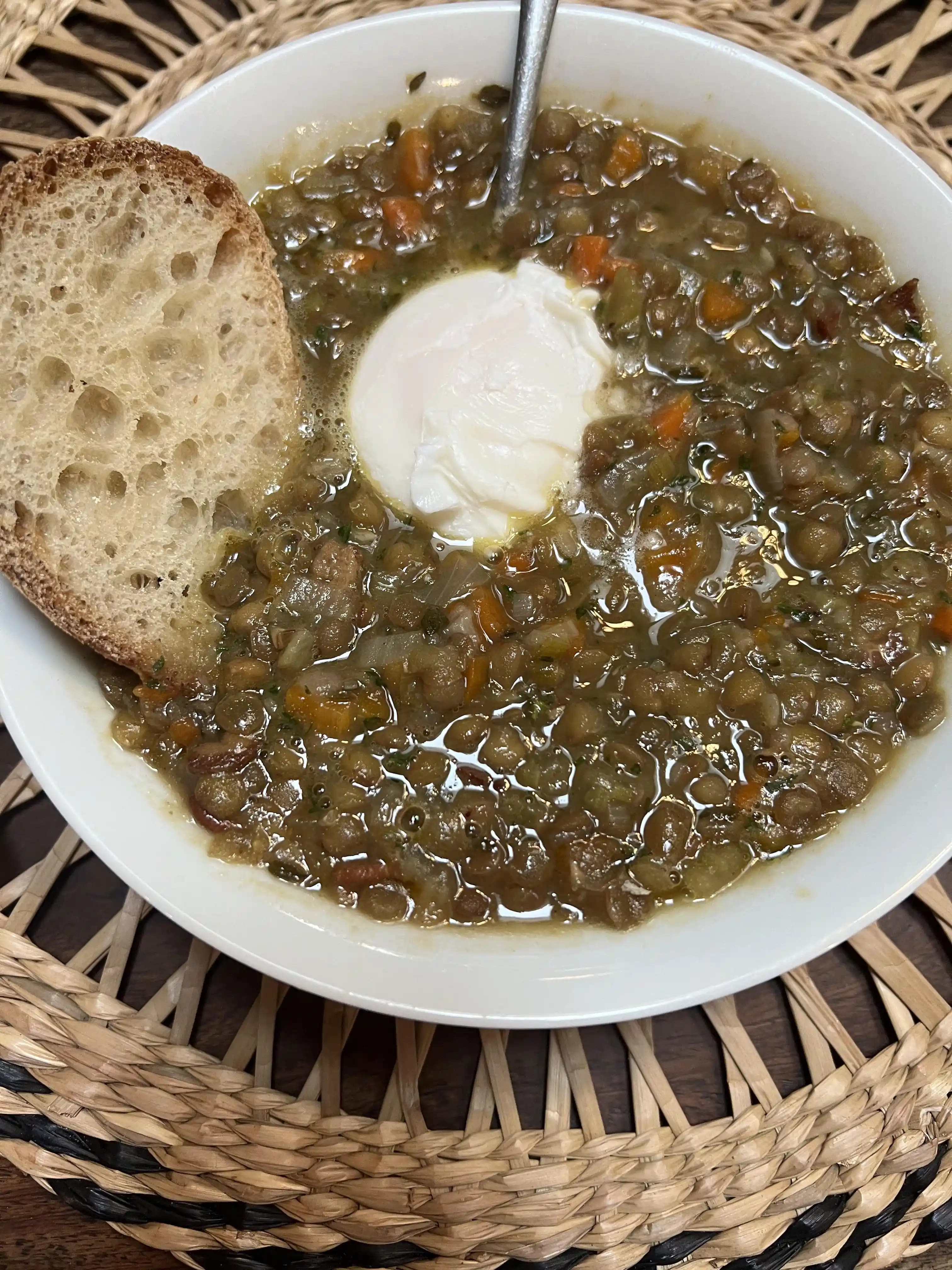 Mercimek Çorbası, Poşe Yumurta ve Ekşi Mayalı Ekmek Kabuğuyla Dengeli ve Ekonomik Öğle Yemeği