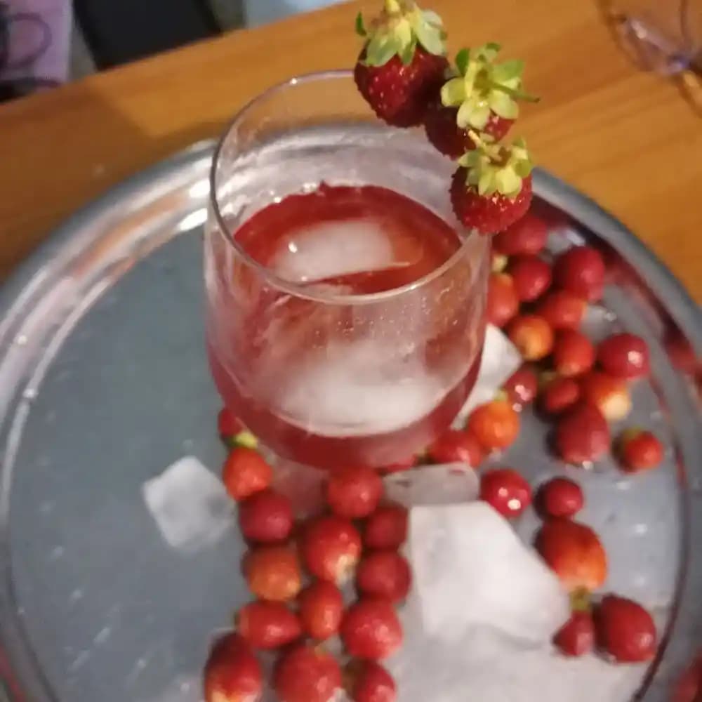 Çilek Şurubu: Doğal ve Çok Yönlü Tatlandırıcıyla Lezzetli Tarifler ve Kullanım İpuçları