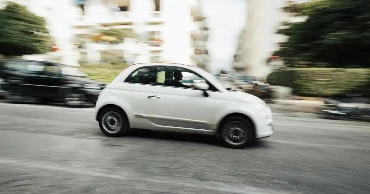 Çilekli Gazoz: Yaz Aylarında Serinletici ve Doğal Bir Meyve Aromalı İçecek