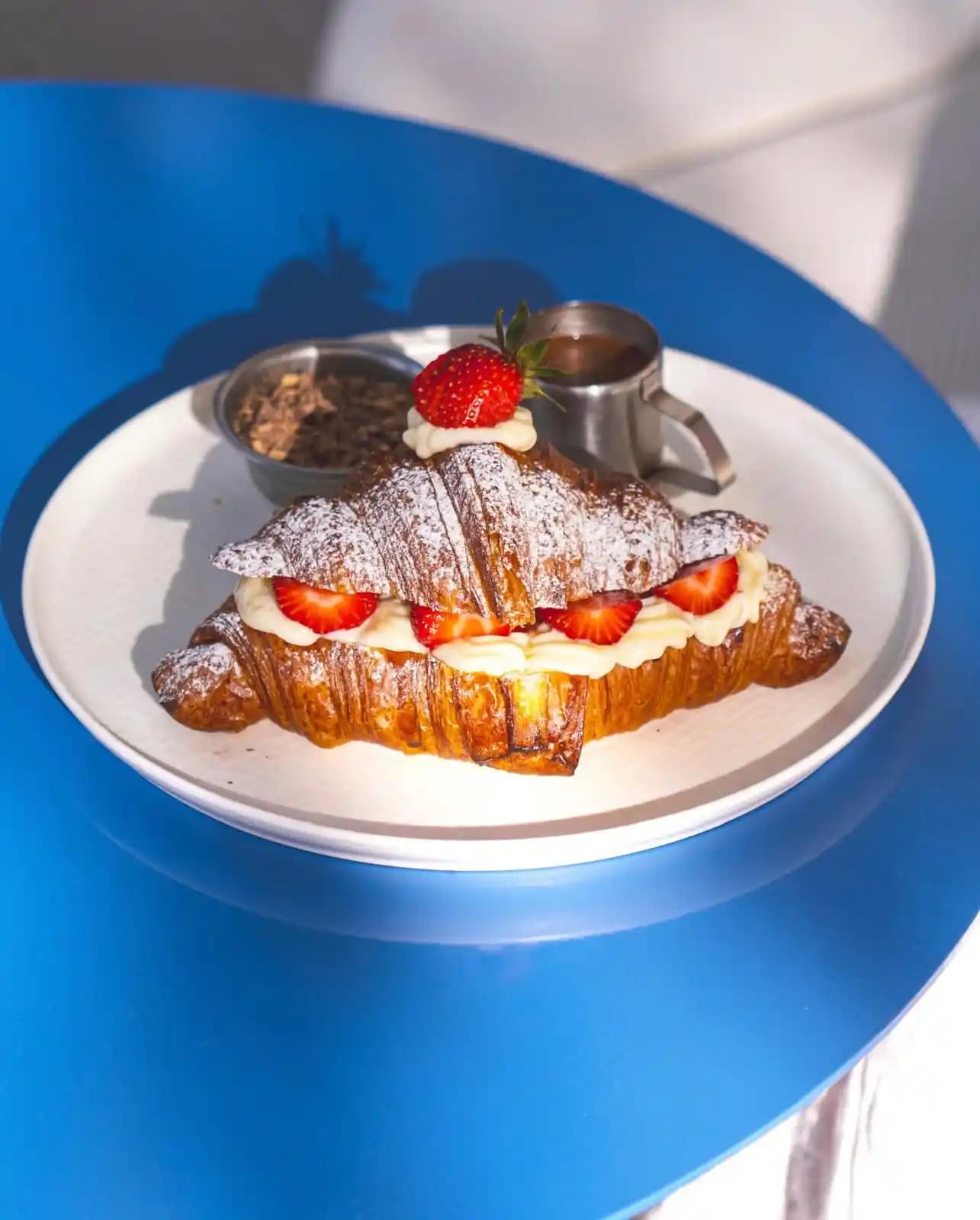 Çilekli Kruvasan Tarifi ve Sunumu: Hafif ve Lezzetli Tatlı Seçenekleri