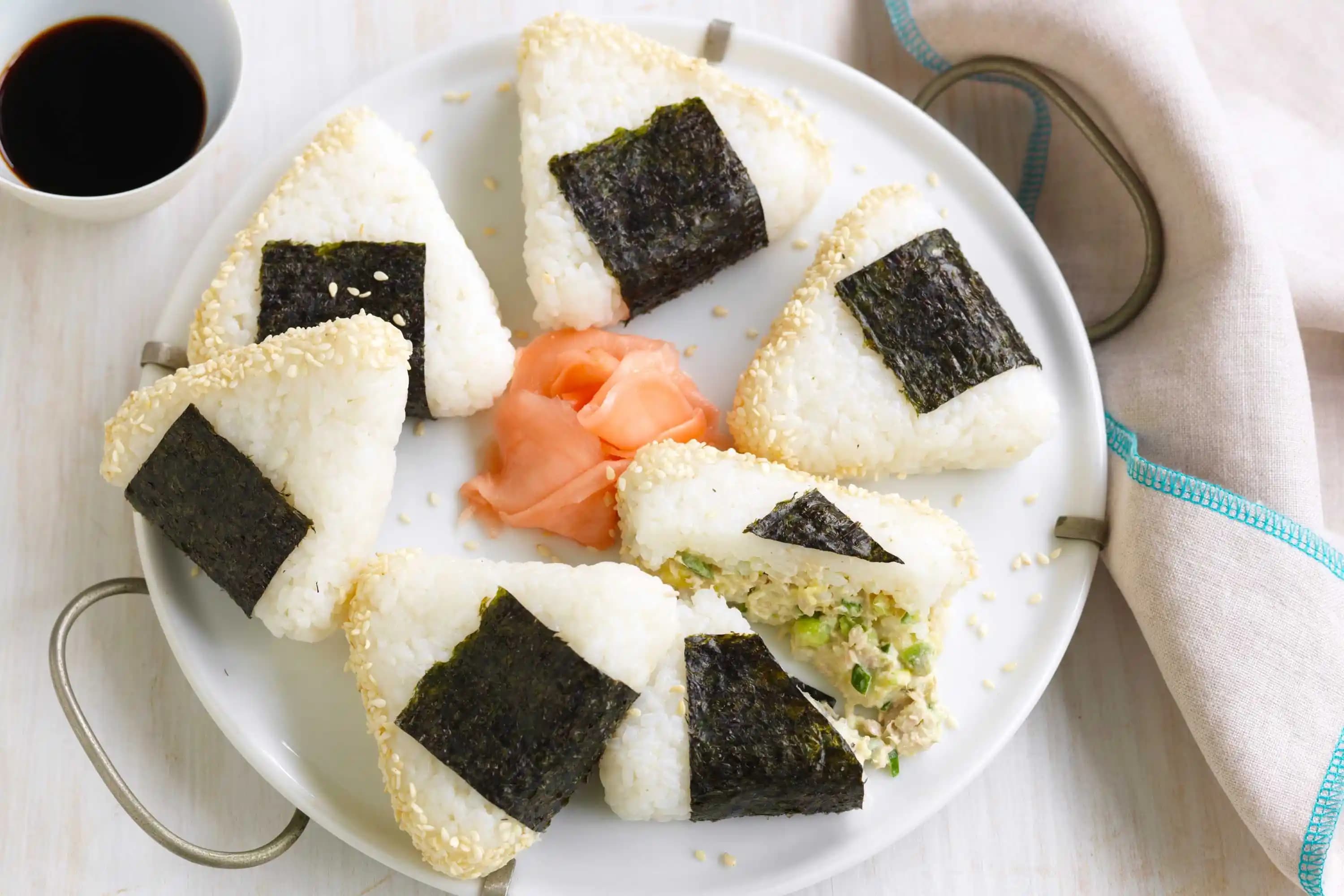 Japon Mutfağının Popüler Lezzetleri Onigiri ve Suşi Hakkında Detaylı Bilgi