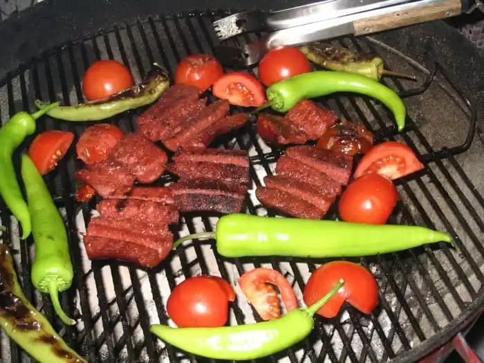 Mangalda Sucuk Pişirme Rehberi: En Leziz ve Doğru Pişirme Yöntemleri