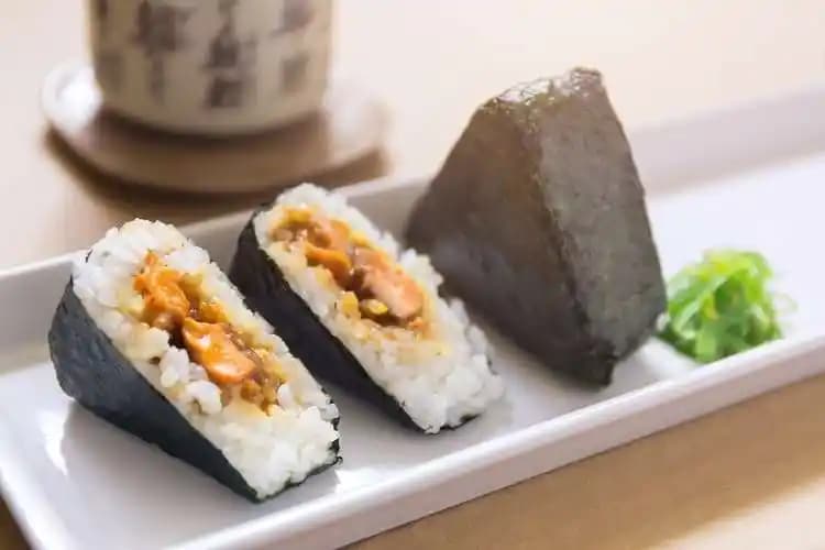 Marketlerde Satılan Somon Teriyaki Onigiri: Pratik ve Lezzetli Japon Atıştırmalığı