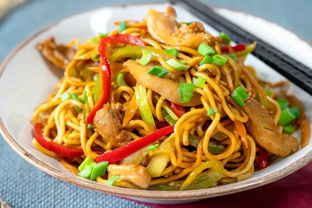 Marketlerde Tavuk Noodle: Hızlı ve Ekonomik Pratik Yemek Seçenekleri