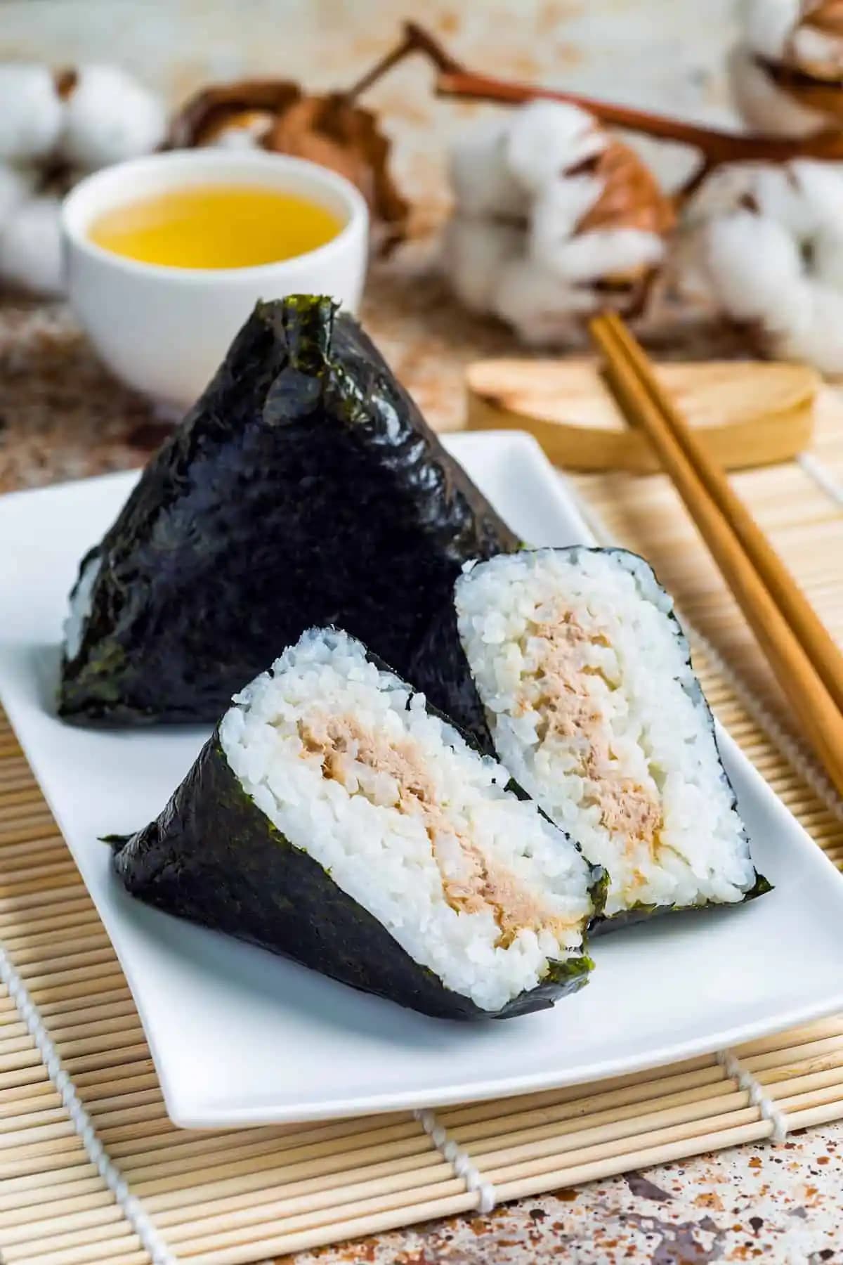 Onigiri Nedir? Japon Mutfağının Popüler ve Pratik Lezzeti Hakkında Bilgiler