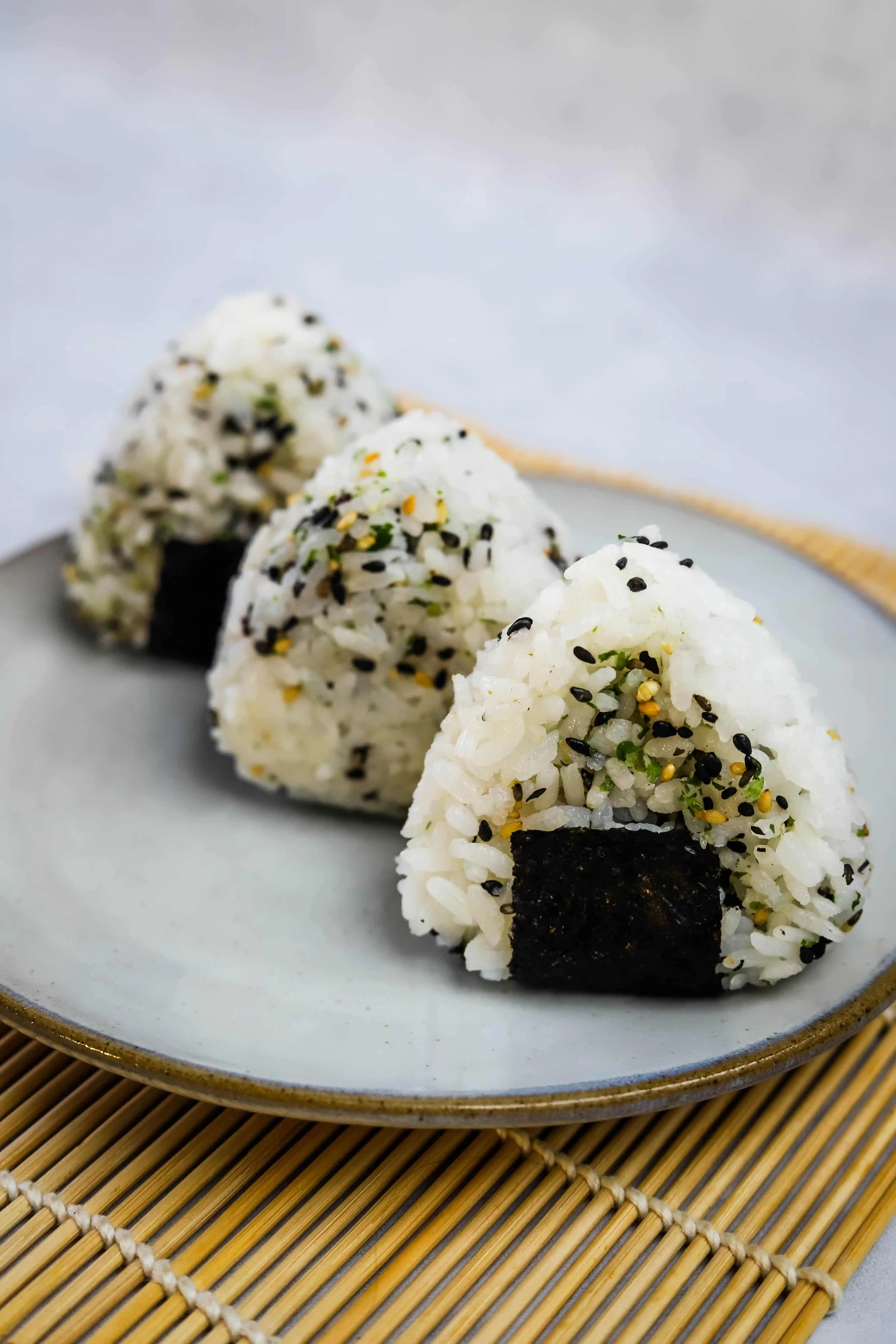 Onigiri Sushi Nedir ve Neden Japon Mutfağının En Popüler Lezzetlerinden Biri Olmuştur