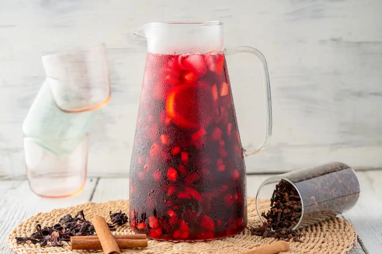 Soğuk Hibiskus Çayı: Sağlık ve Ferahlık Sunan Yaz İçeceği Tarifi ve Faydaları