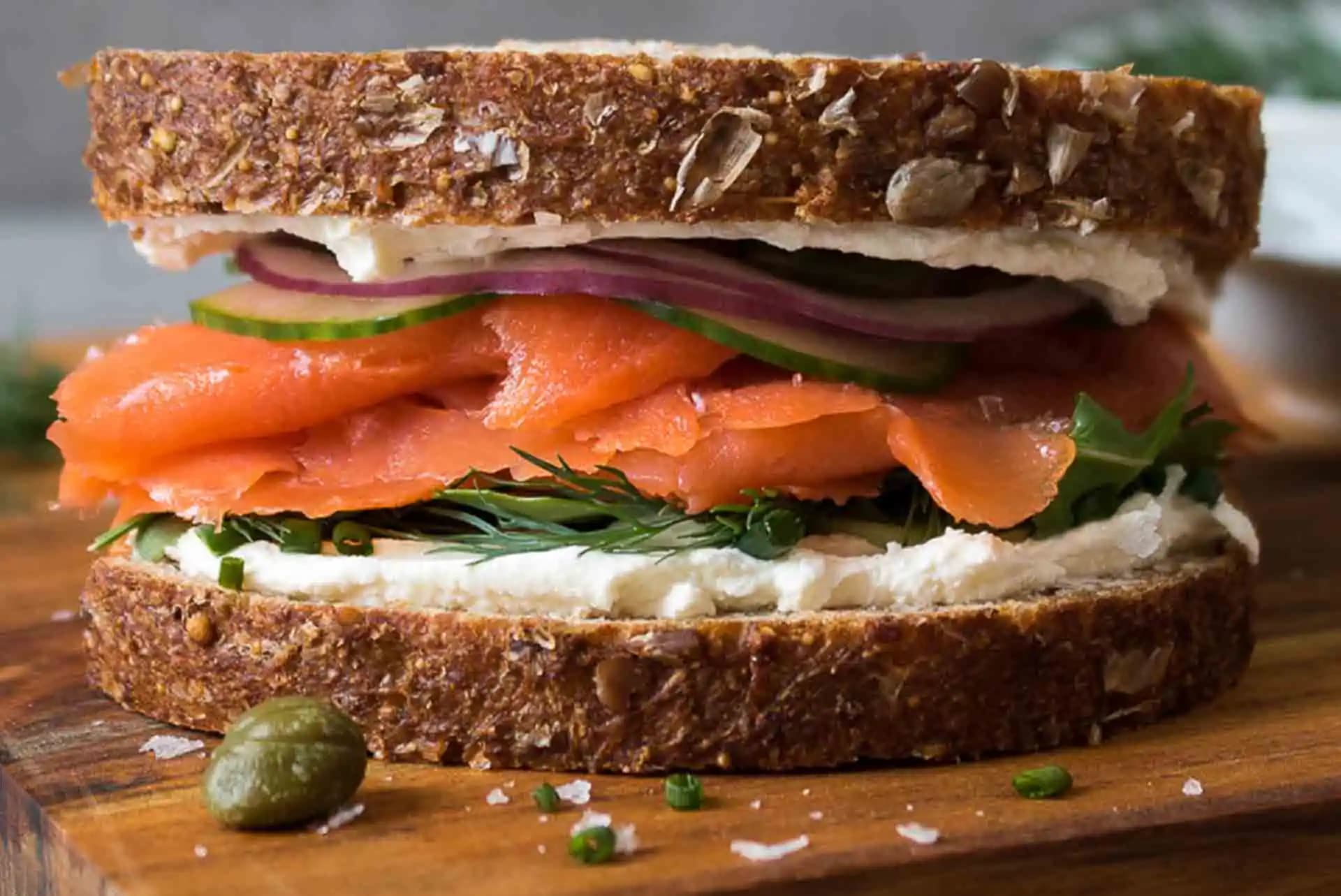 Somon Füme Sandviç Tarifi: Sağlıklı ve Lezzetli Bir Atıştırmalık Seçeneği
