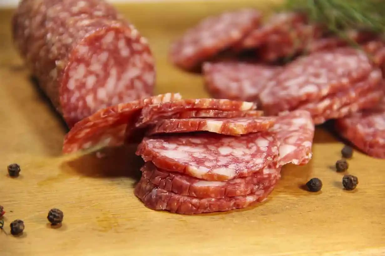 Süpermarketlerde Salami: Çeşitleri, Kullanımı ve Sağlık İpuçları