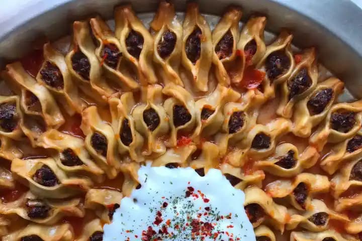 Tepsi Mantı Tarifi ve Yapım Teknikleri: Geleneksel Lezzetin Modern Sunumu