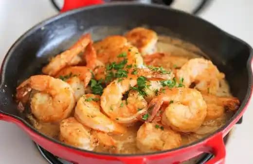 Tereyağlı Karides Tarifi: Denizden Gelen Lezzetin En Zarif Hali ve Sunum İpuçları