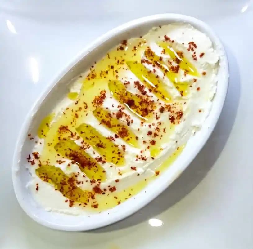 Tuzlu Yoğurt Nedir, Faydaları ve Evde Yapım Yöntemleri Hakkında Bilgiler