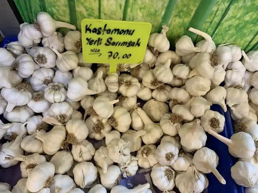 Yaş Sarımsak: Sağlık ve Mutfakta Kullanımının Önemi ve Faydaları