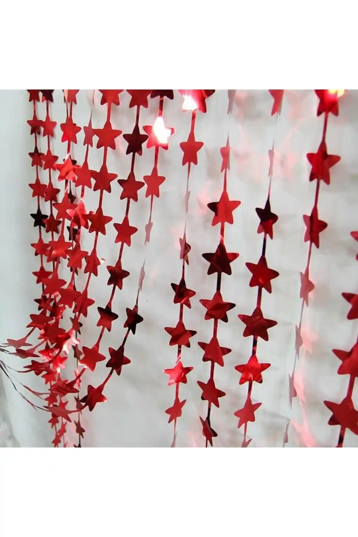 Kırmızı Işıltılı Yıl<dı>zlı Arka Fon ile Etkileyici Parti Dekorasyonları