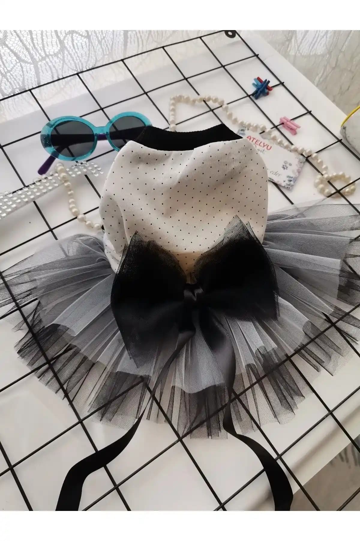 Atelyu Kedi ve Köpek Kıyafetleri: Siyah Üst Giyimle Şık ve Konforlu Günlük Kombin