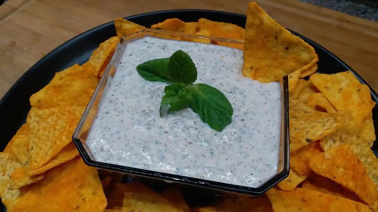 Cipsin Yanına Yoğurtlu Soslar: Hafif ve Lezzetli Atıştırmalık Alternatifleri