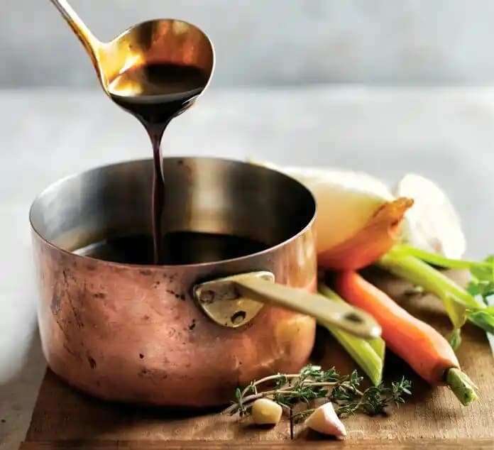 Demi Glace Sos: Et Yemeklerine Derinlik Katan Yoğun Kıvamlı Fransız Sosu