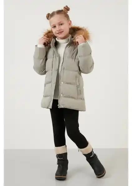 Lela Kız Çocuk Montları: Suni Kürklü Kapüşonlu ve Peluş Astarlı Dar Kesim Mont Karşılaştırması