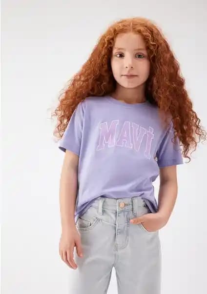 Mavi Logo Baskılı Mor Çocuk Tişörtü: Rahatlık ve Şıklık Bir Arada