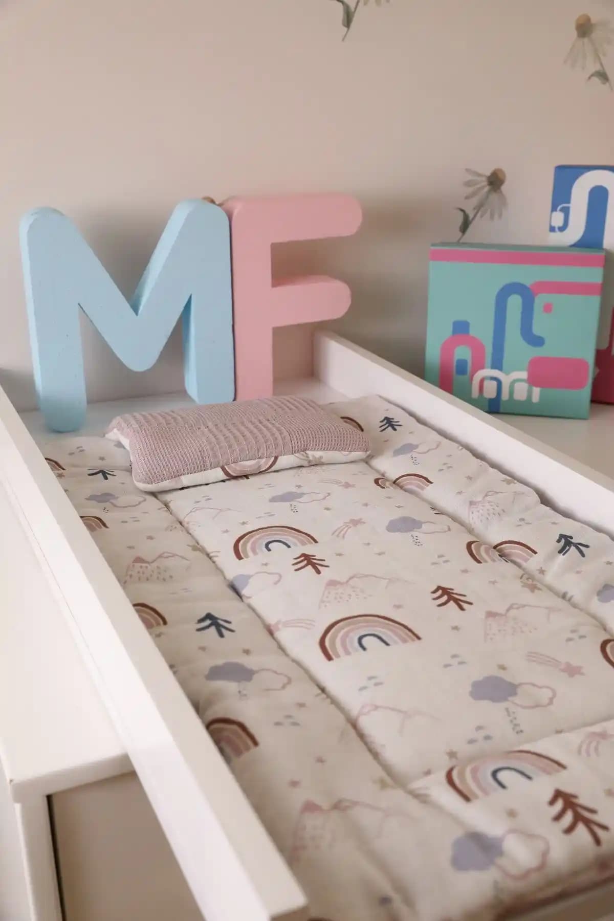 Montefair Minder Yastıklı Alt Açma Minderi: Konforlu ve Çok Amaçlı Bebek Bakım Ürünü