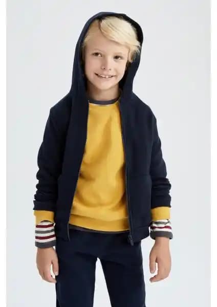 DeFacto Erkek Çocuk Lacivert Kapüşonlu Hırka: Şık ve Rahat Günlük Giyim Seçeneği