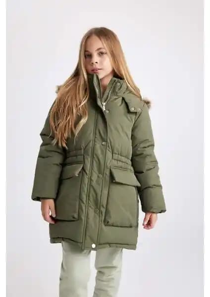 DeFacto Kız Çocuk Su İtici Kapüşonlu Mont: Şık ve Fonksiyonel Kış Giyim Seçeneği