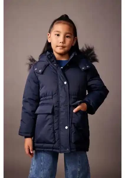 DeFacto Kız Çocuk Su İtici Kapüşonlu Montu: Şık ve Pratik Kış Giyim Seçeneği