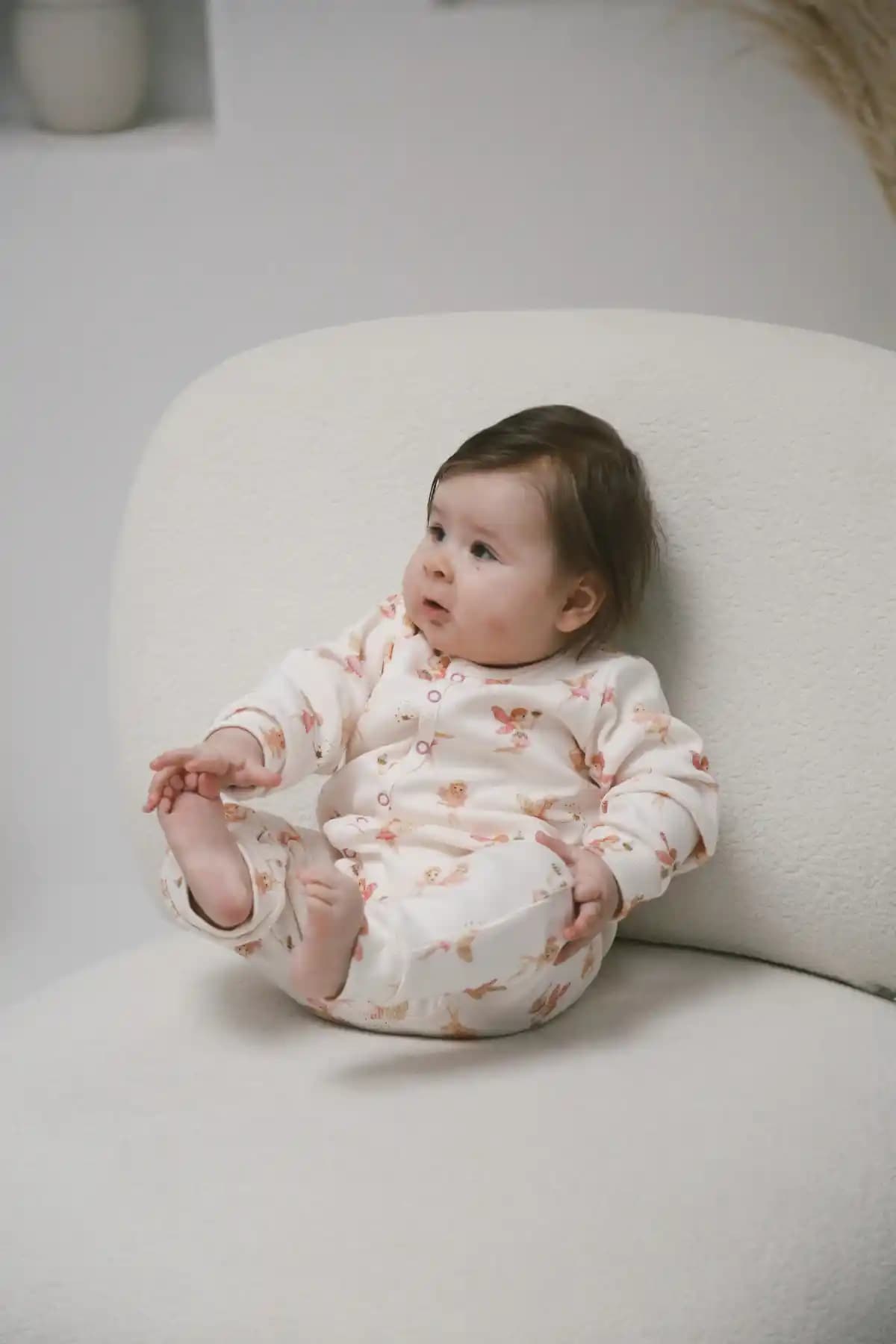 DoDo'S Bebek Peri Masallı Desenli Organik Kaşkorse Tulum: Konfor ve Şıklığın Buluşması