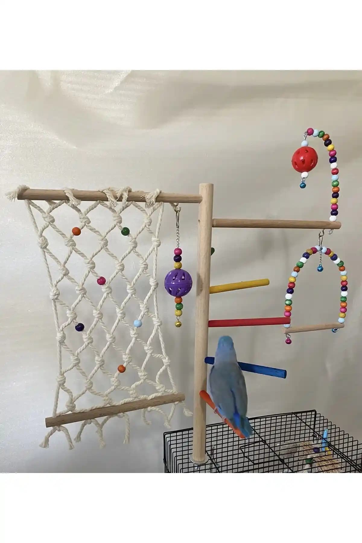 Doğal Malzemelerle Tasarlanmış Kafes Üstü Kuş Salıncağı ve Oyun Alanı