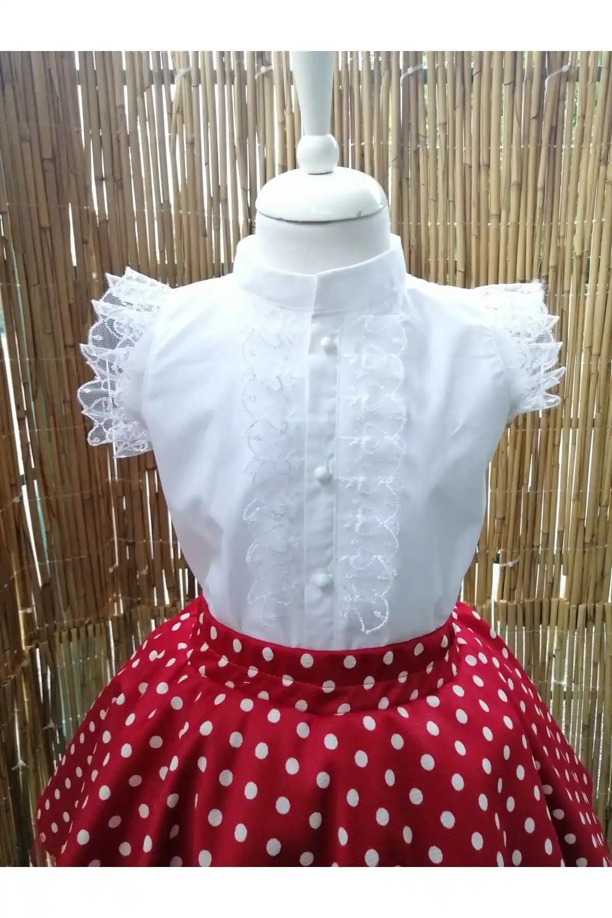 Füsun Altın Kız Çocuk Bluz Detaylarıyla Şıklık ve Konforu Bir Arada Sunar