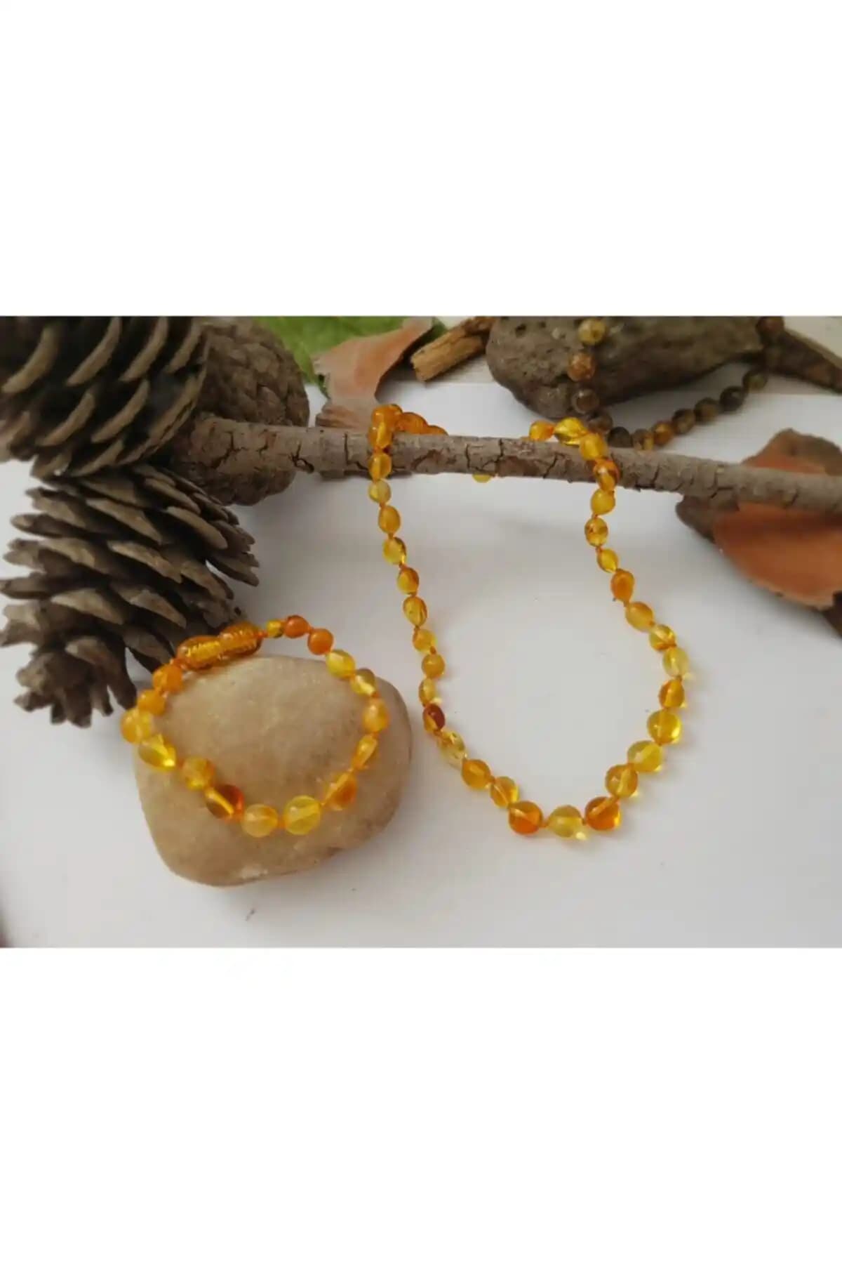 Kehribar Karamel Kolye ve Bileklik Seti: Güvenli ve Doğal Bebek Aksesuarları