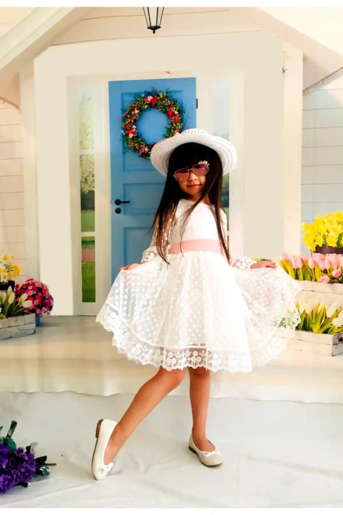 Mixie Beyaz Şapkalı Güpürlü Prenses Kız Çocuk Elbisesi: Şıklık ve Konforun Buluşması