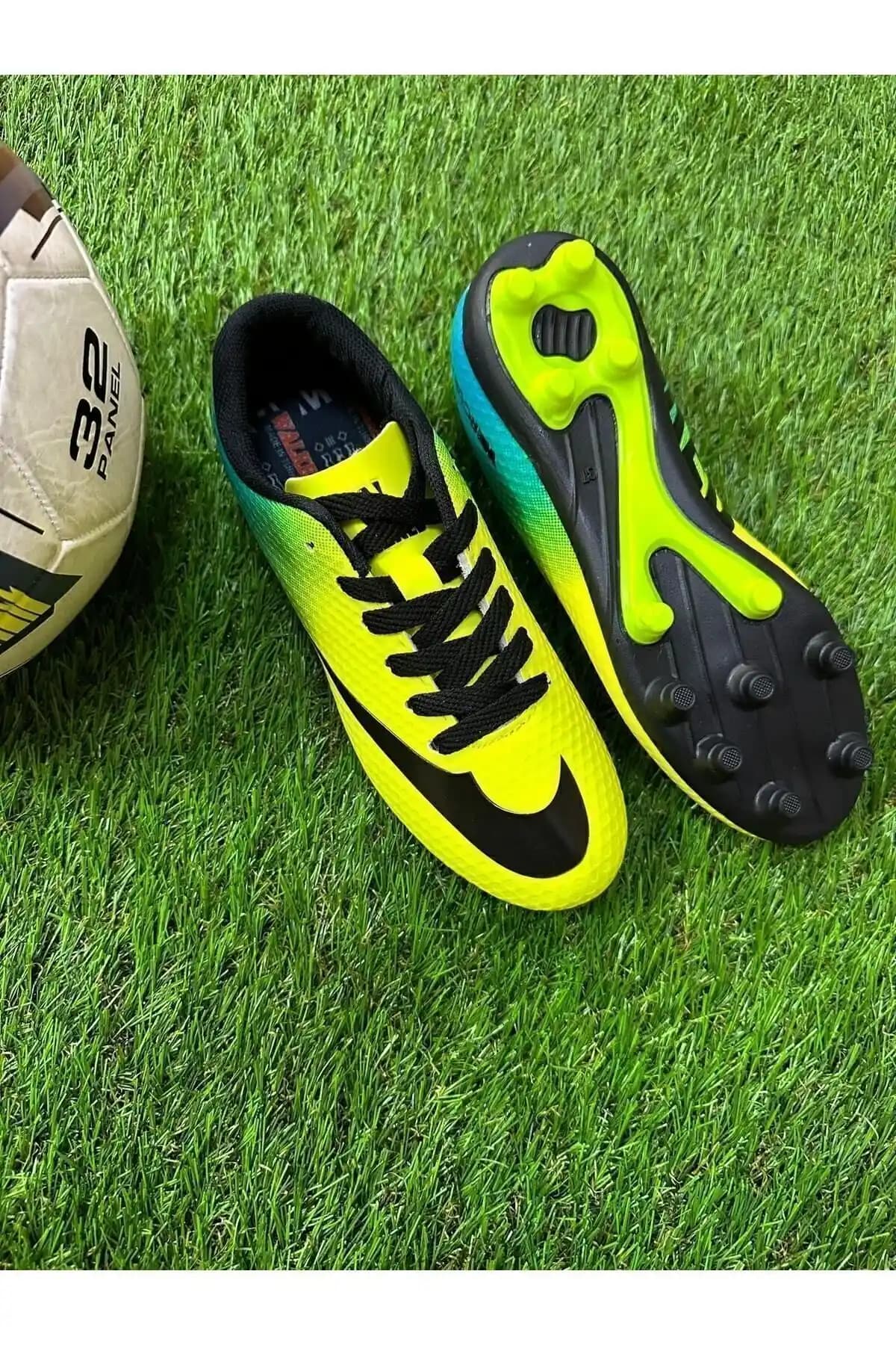 RUNSTEP Krampon Futbol Ayakkabısı: Modern Tasarım ve Üstün Performans Bir Arada