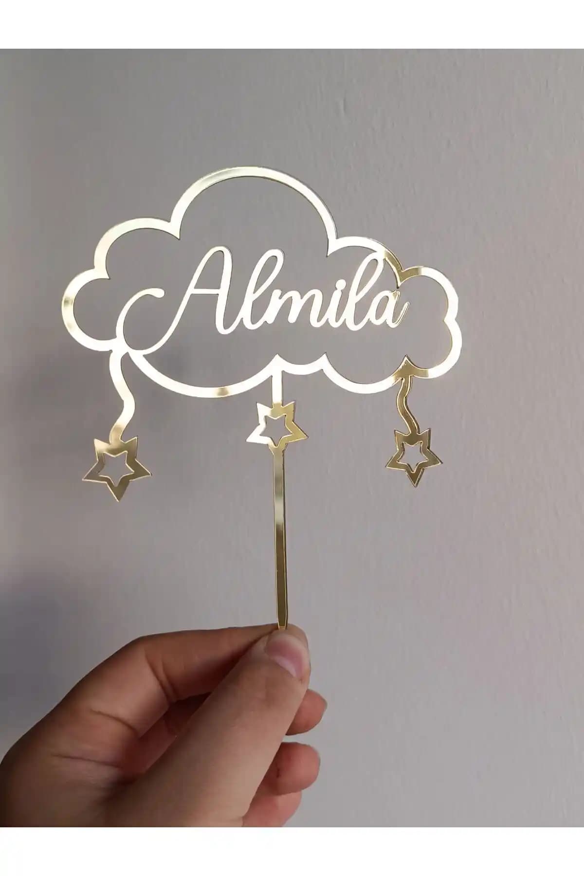 Şeyma Lazer Bulutlu Pleksi İsimli Pasta Süsü: Estetik ve Kişisel Dokunuşlar İçin Uygun