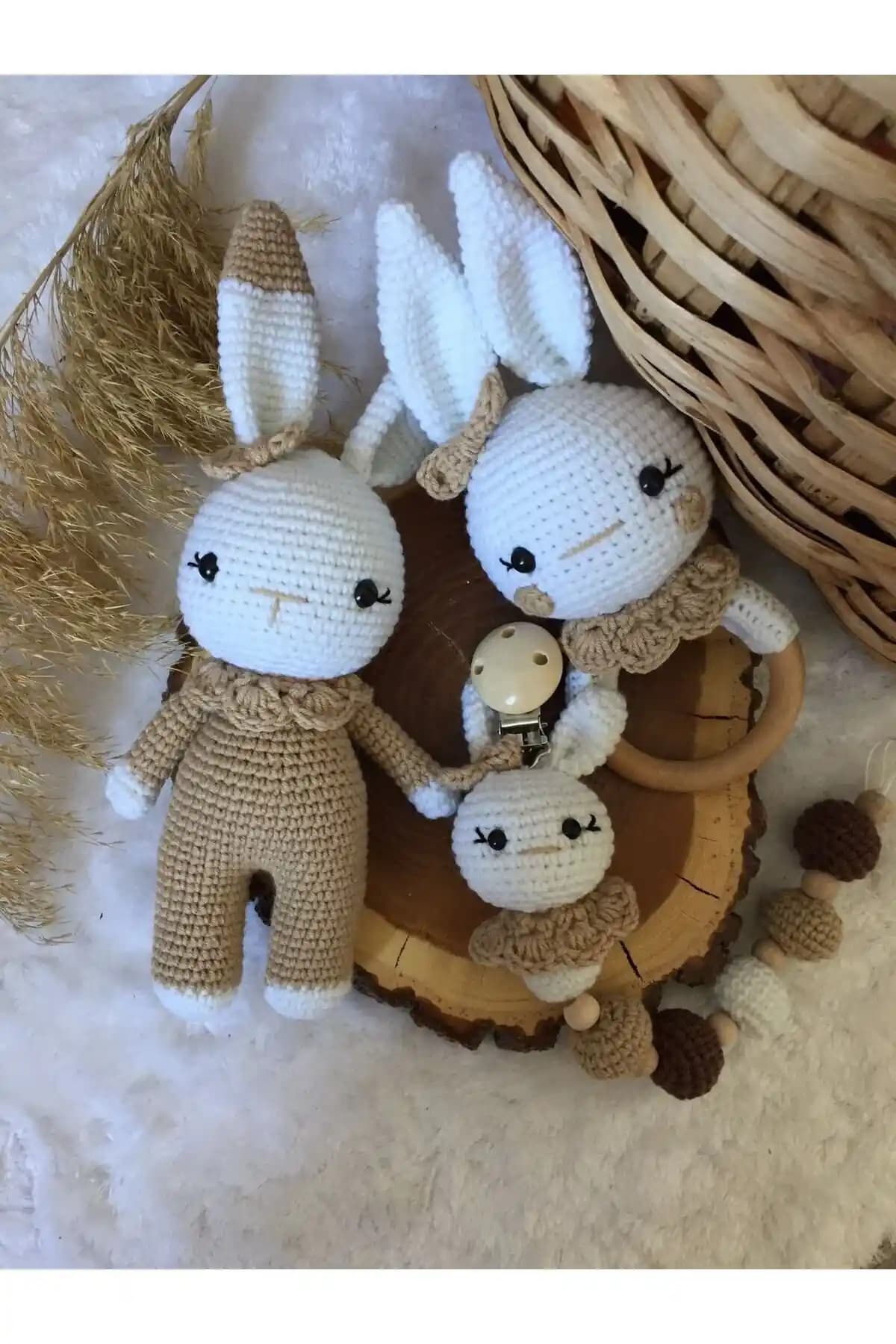 Amigurumi Minik Tavşan Seti: Güvenli ve Yumuşak Bebek Oyuncağı Tasarımı