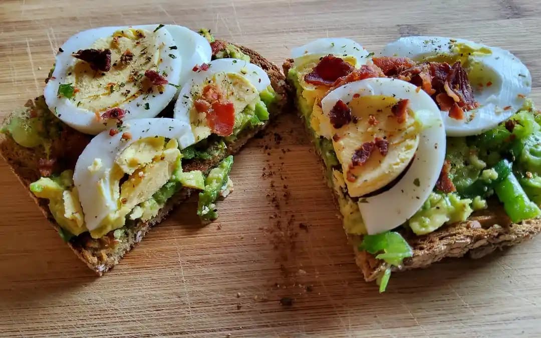 Avokadolu Yumurta Tostu: Sağlıklı ve Pratik Kahvaltı İçin Besleyici Tarif