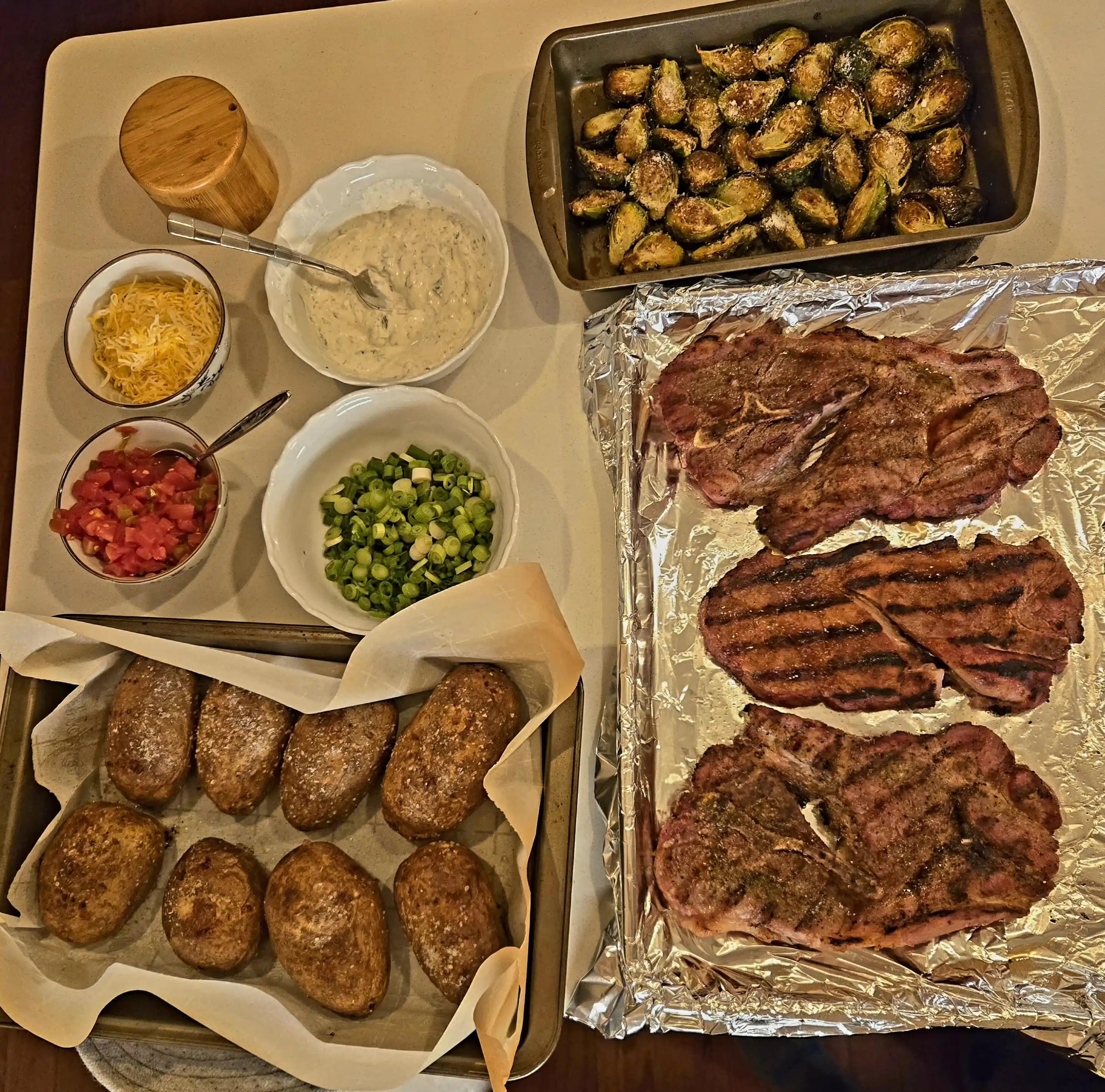 Bütçe Dostu Domuz Pirzolası, Patates ve Brüksel Lahanası ile Lezzetli Akşam Yemeği