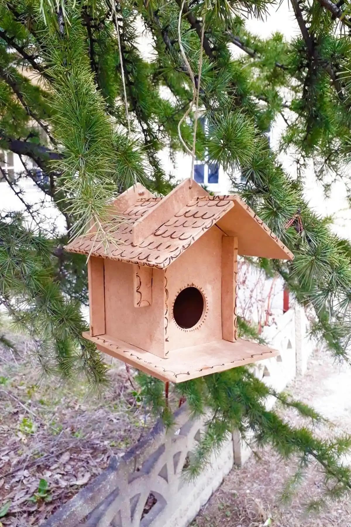 Emach Dizayn Ahşap Kuş Evi: Estetik ve Dayanıklılığı Bir Arada Sunan Dekoratif Tasarım