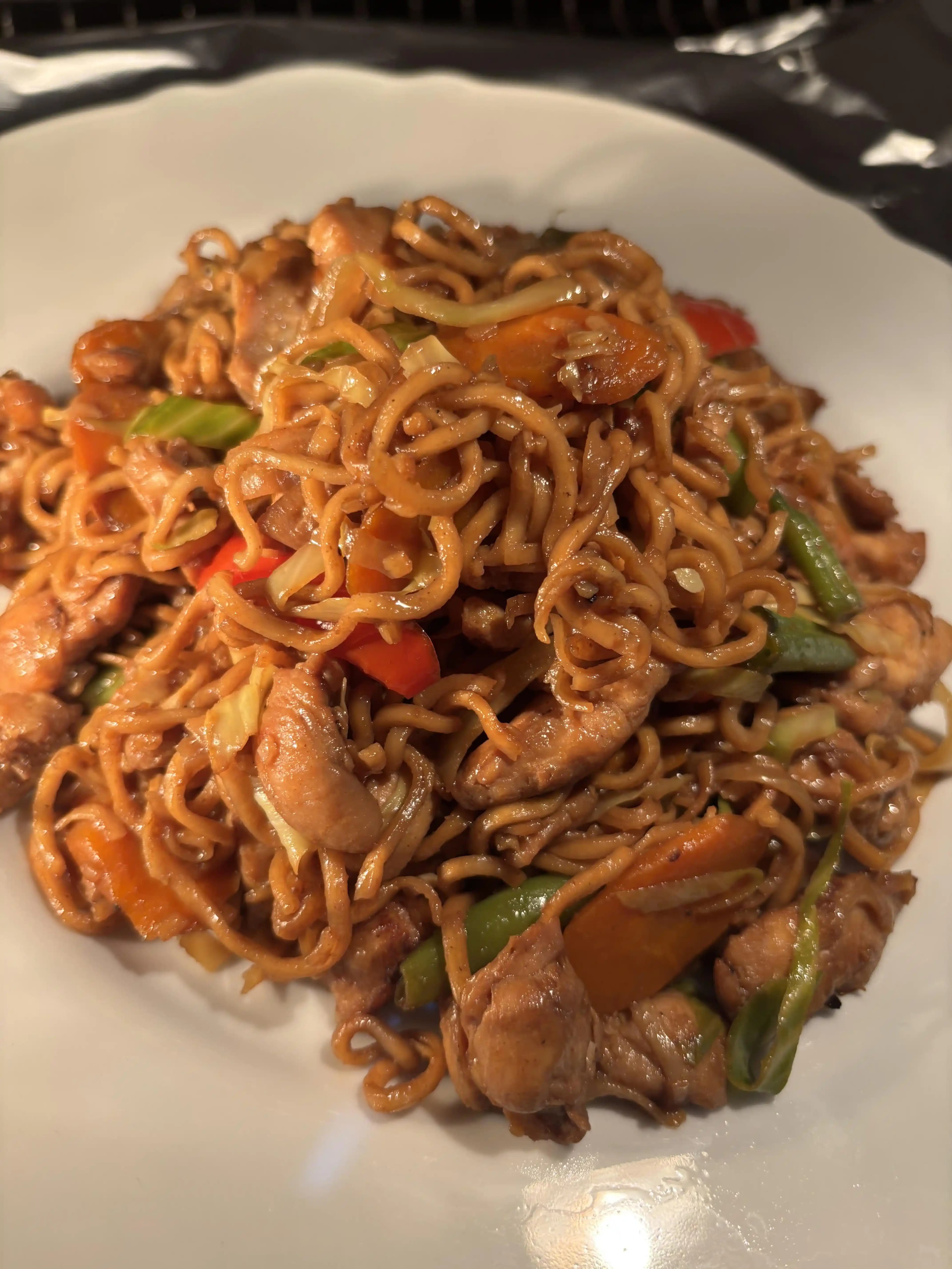 Ev Yapımı Tavuklu Chow Mein Tarifi: Pratik ve Lezzetli Asya Mutfağı Yemeği