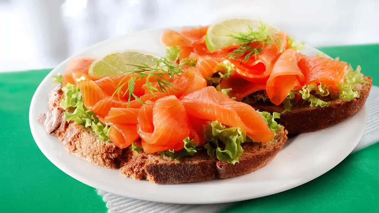 Füme Somonla Çeşitli Tarifler: Kahvaltıdan Ana Yemeklere Yaratıcı Kullanım Önerileri