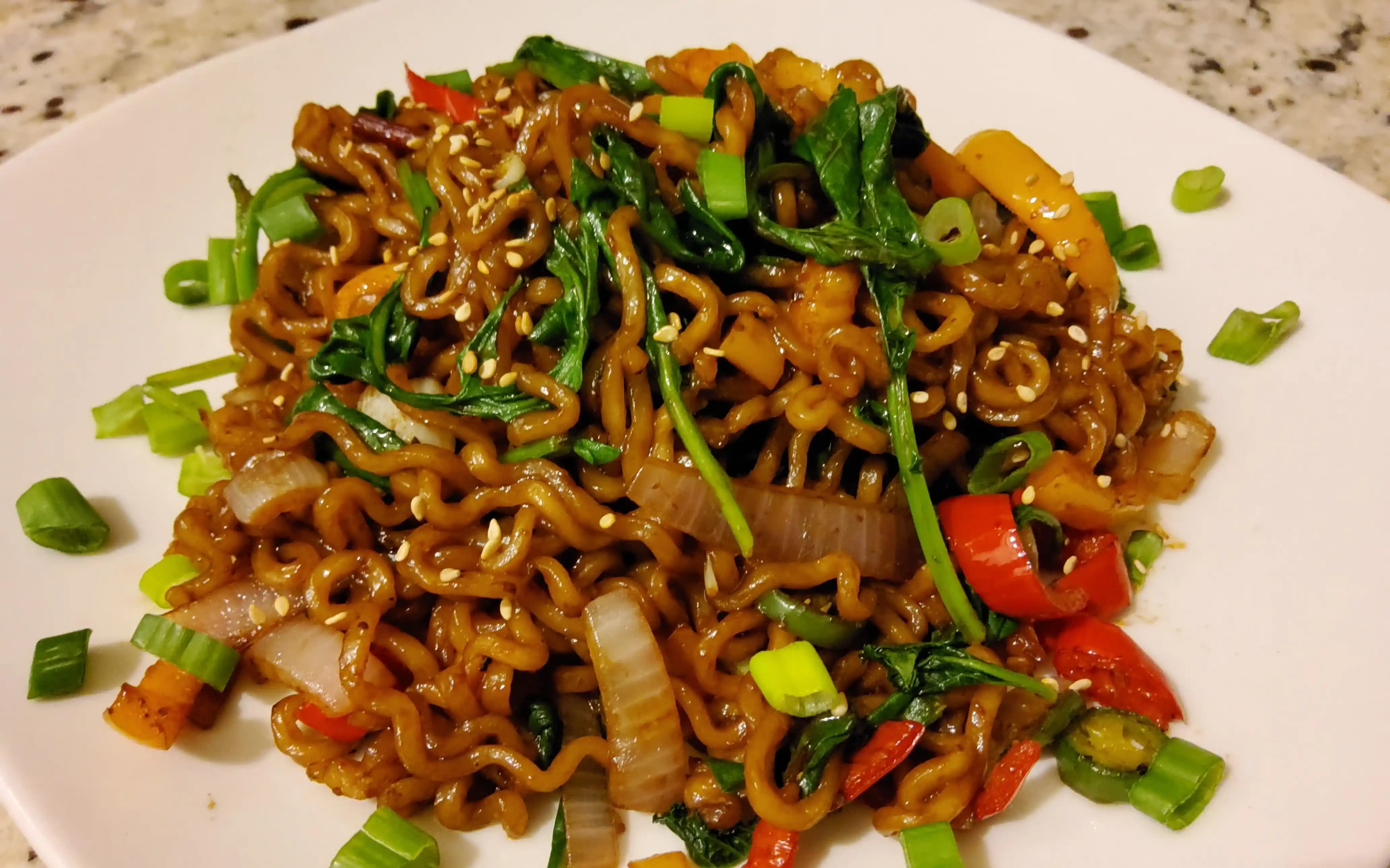 Jjajang Ramen ile Sebzeli Stir Fry Tarifi: Pratik ve Lezzetli Kore Usulü Yemek