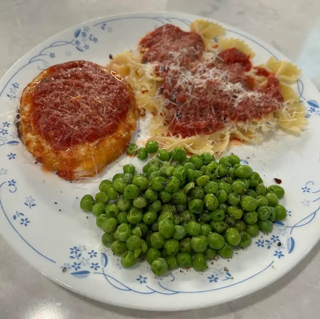 Kolay Tavuk Parmesan Tarifi: Fırında Tavuk Köftesi, Ev Yapımı Domates Sosu ve Makarna