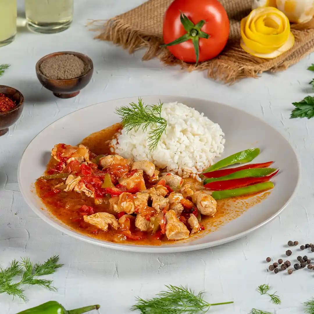 Tavuk ve Pirinçle Uyumlu Soslar: Kültürlerarası Lezzetlerin Kapsamlı Rehberi