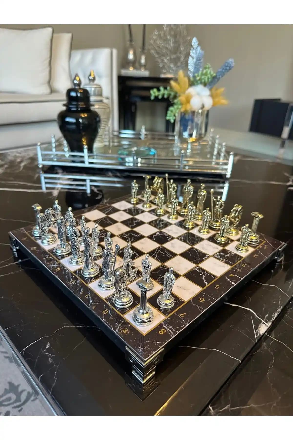 Devrizaman Roma Figürlü Döküm ve Checkmate Lüks Ahşap Satranç Takımı Karşılaştırması