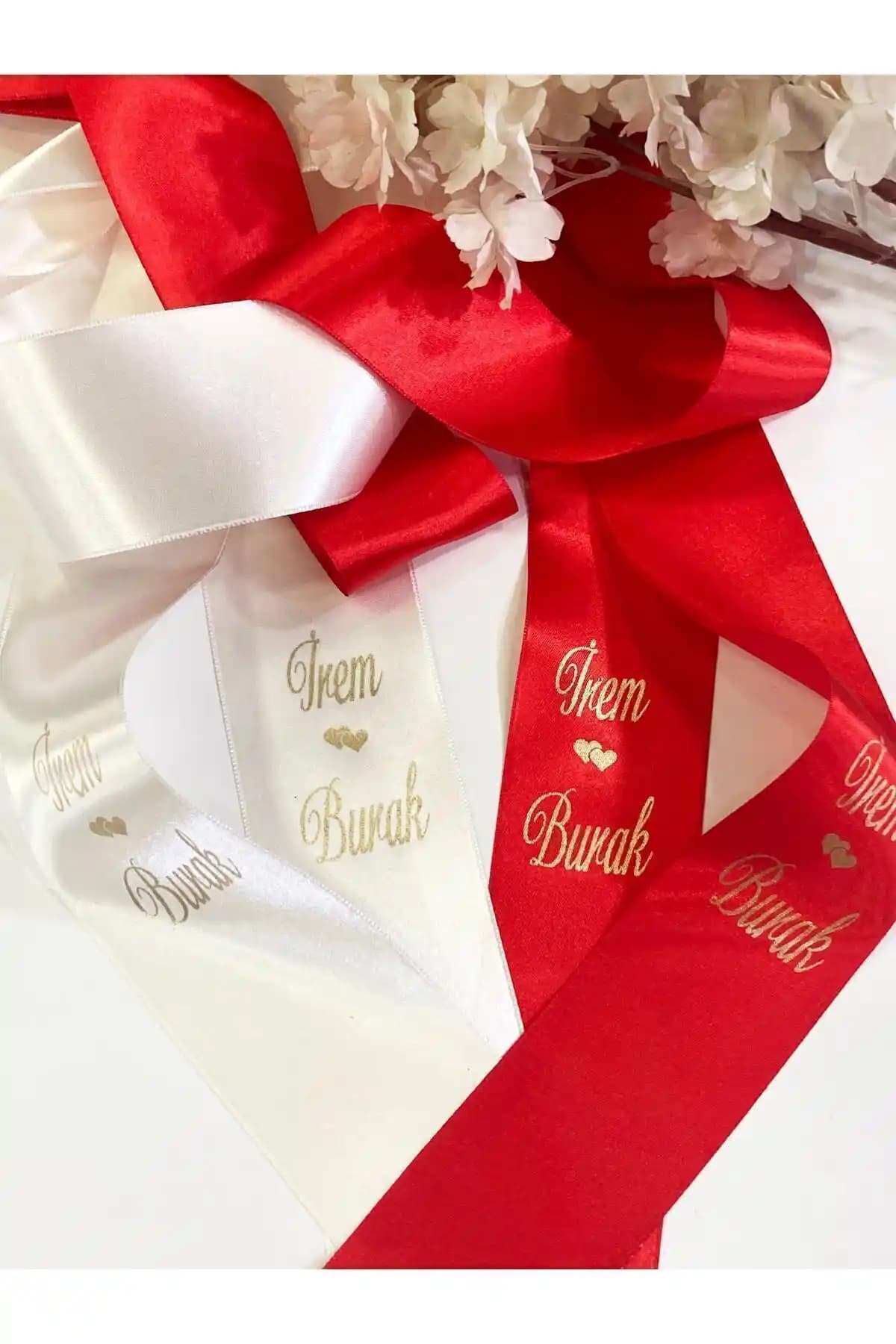 Gelin Damat İsimli Tören Takı Kurdelesi Kırmızı Renk ve Özel Baskı Seçenekleriyle