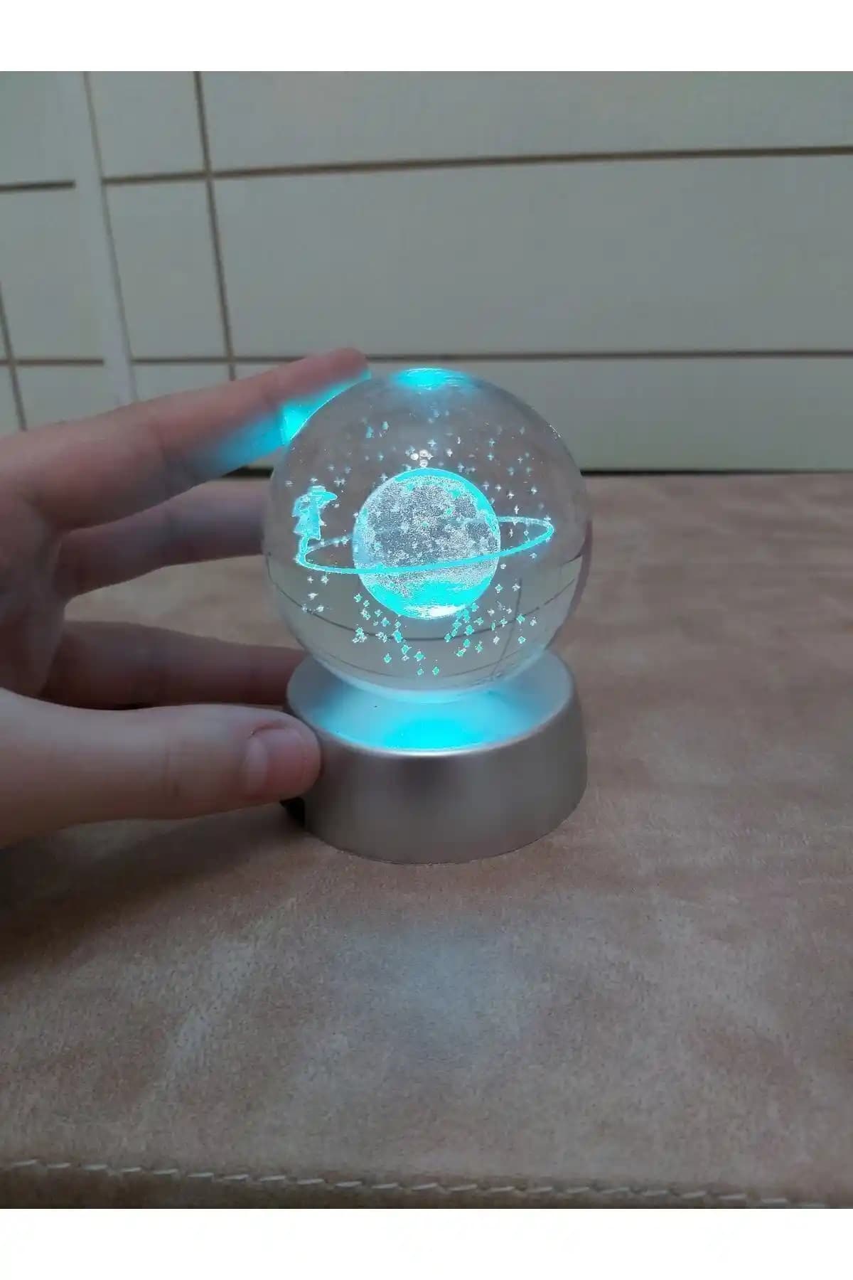 Genel Markalar 3D Satürn Kız Kristal Işıklı Cam Küre ve Renkli LED Dekorasyon