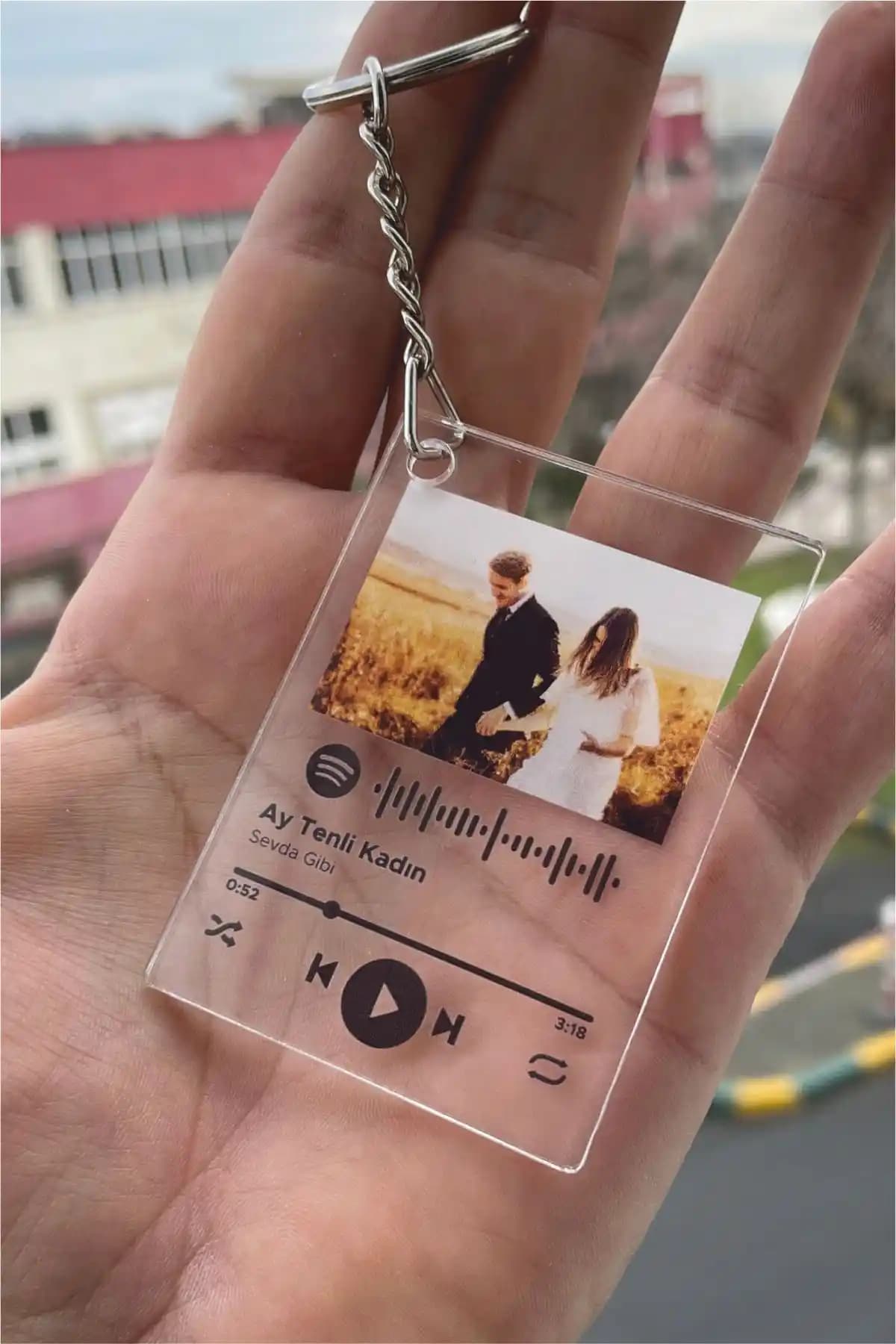 Kişiye Özel Fotoğraflı ve Spotify Barkodlu Anahtarlık Modern Tasarım ve Dayanıklı Malzeme ile