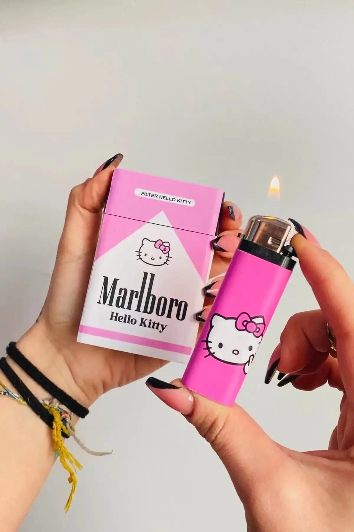 2025'te Yushi Club Namgo Hello Kitty Tabaka Seti ile Sigara Saklama Devrimi